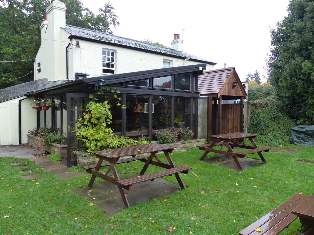 The Sun Inn Englefield Green Exterior foto