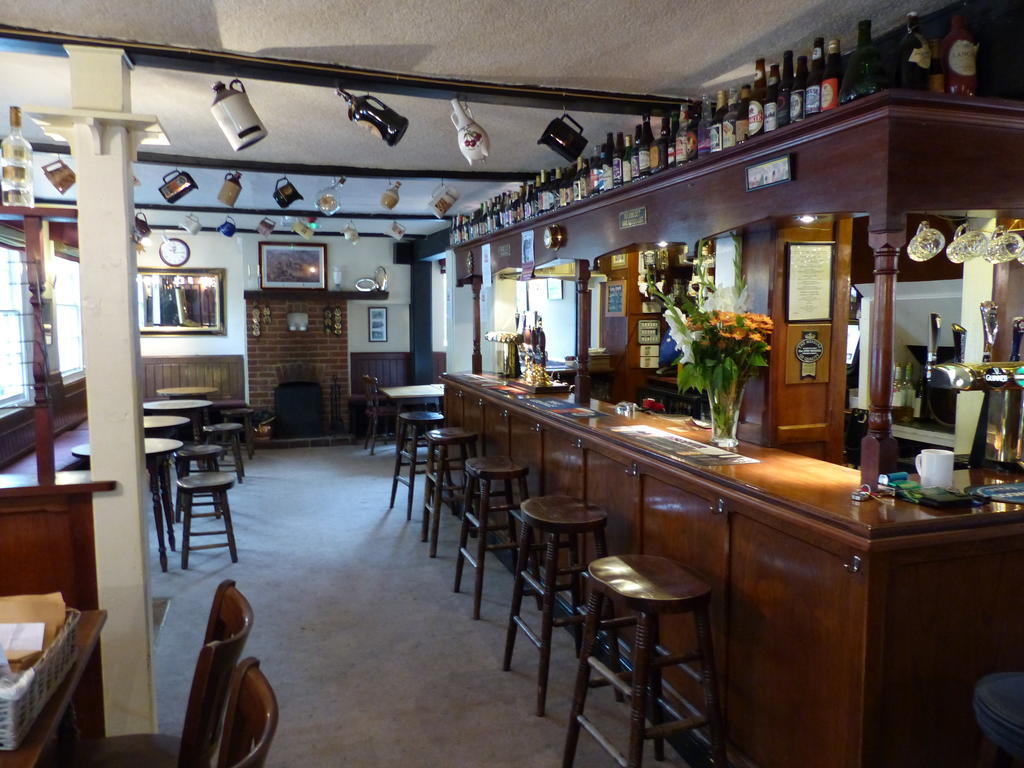 The Sun Inn Englefield Green Exterior foto